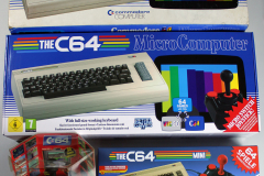 Commodore 64 von 1983, C64DTV von 2005, TheC64 Mini von 2018 und TheC64 Maxi von 2020