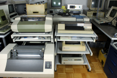 Mehrere Nadeldrucker und ein Stiftplotter im Retrozimmer