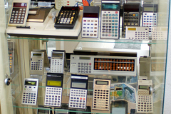 Blick in die rechte Vitrine mit Taschenrechnern von 1976-1990